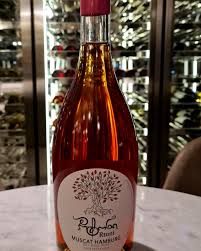 Rtoni rosé bottle close-up