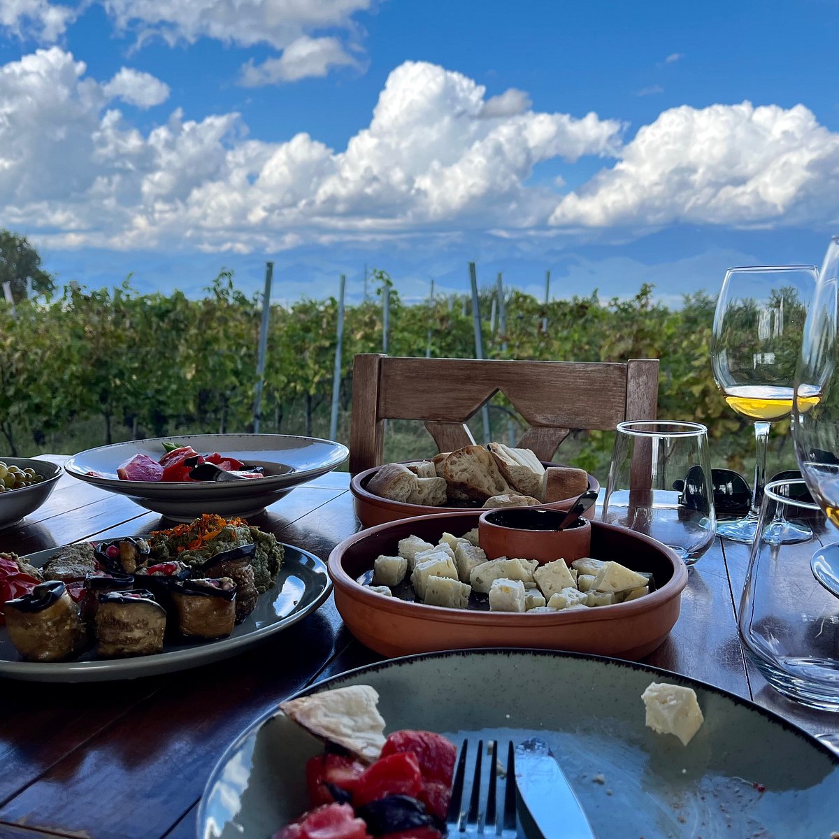 A long Kakhetian supra table in the Rtoni vineyard